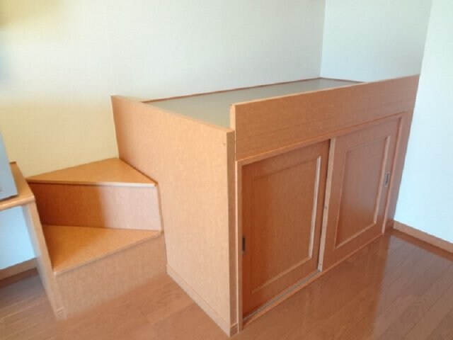 物件内観写真11　(ベッド下には広々収納スペース！)