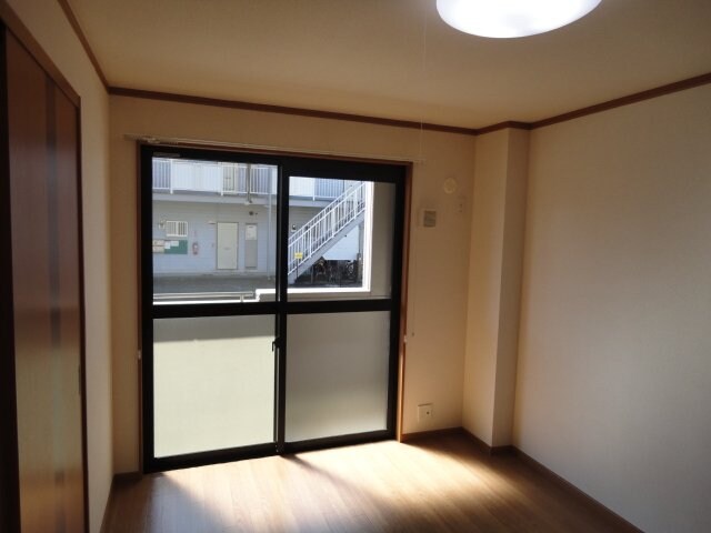 物件内観写真14　(南側洋室)