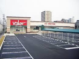 物件外観写真5　(バロー東起店まで152ｍ)