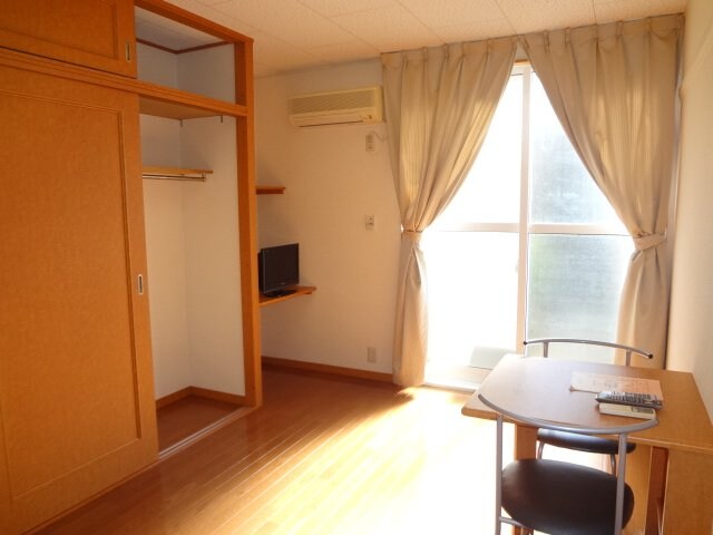 物件内観写真2　(机は用途に合わせて折りたたみ可能！)