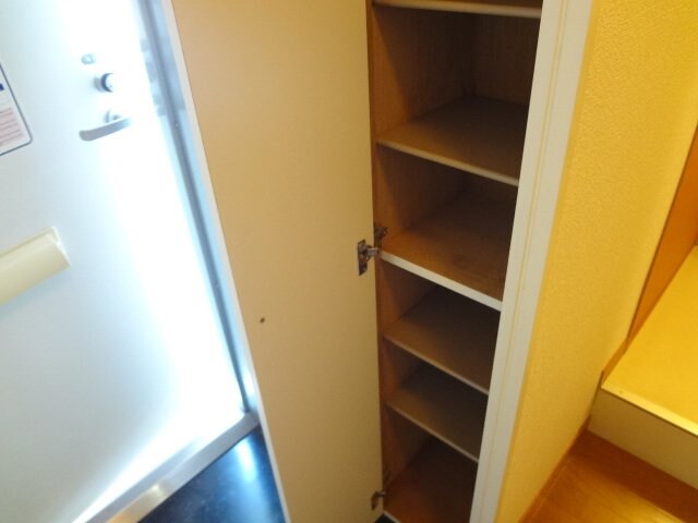 物件内観写真10　(玄関横に下駄箱あります。)