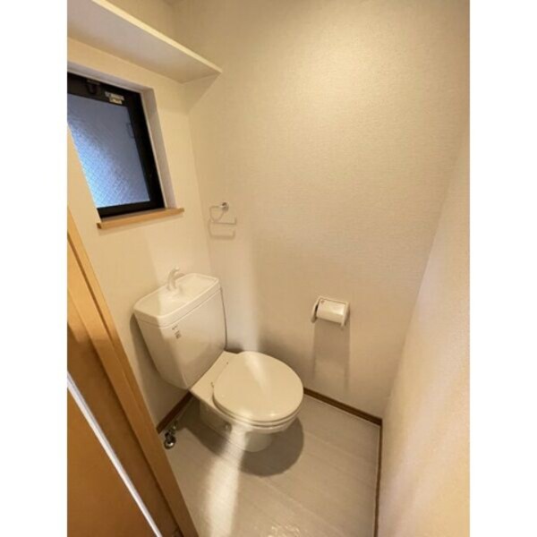 トイレ(※写真は同じマンションの違う部屋のものになります。)