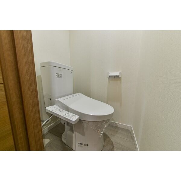 トイレ(※写真は同じマンションの違う部屋のものになります。)