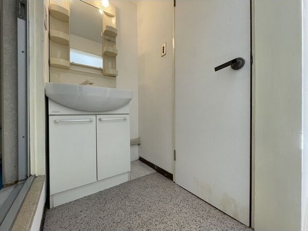 独立洗面台(※写真は同じマンションの違う部屋のものになります。)