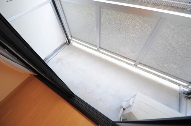 物件内観写真15　(屋根付きバルコニーで洗濯物も安心です)