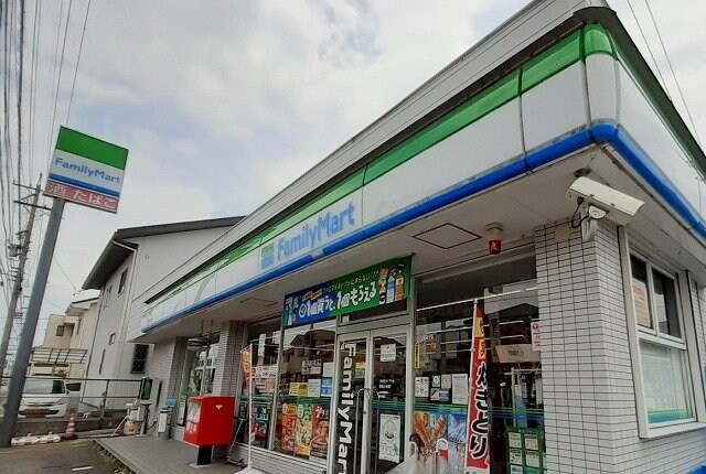 物件外観写真5　(ファミリーマートまで500m)