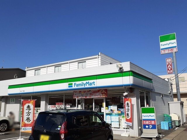 物件外観写真3　(ファミリーマートまで550m)