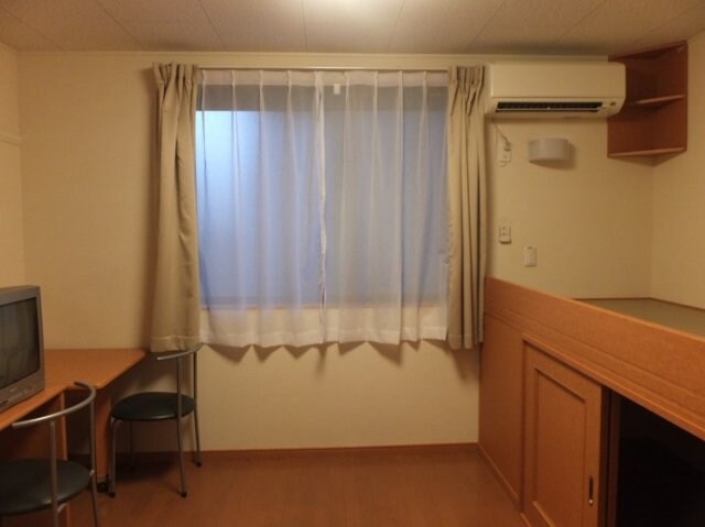 物件内観写真2　(ベッド横、下に収納スペースあり)