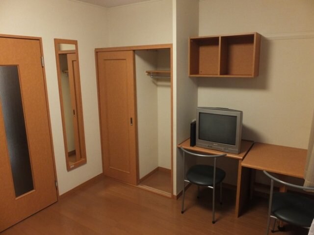 物件内観写真5　(テレビ、エアコン、鏡、椅子机ほか家具家電付き)