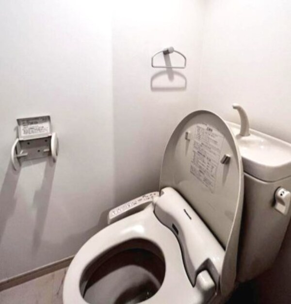 トイレ(※写真は同じマンションの違う部屋のものになります。)