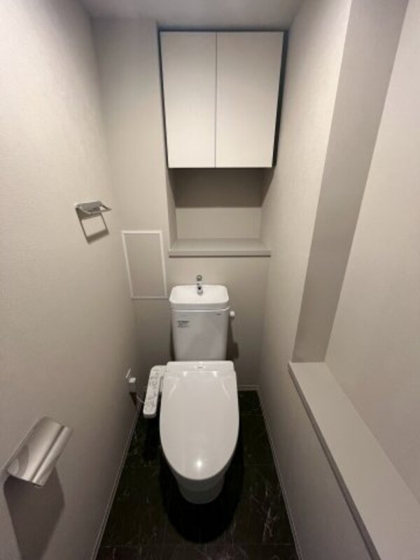 トイレ(※写真は同じマンションの違う部屋のものになります。)