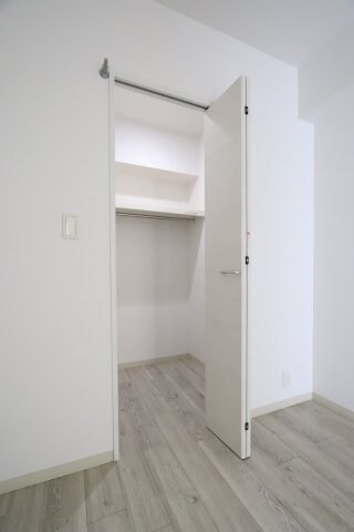 物件内観写真8　(5.5帖洋室にある収納スペースになります)