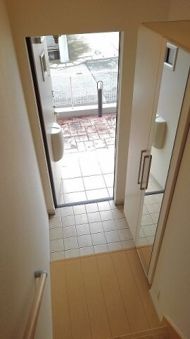 物件内観写真4　(明るい玄関です)