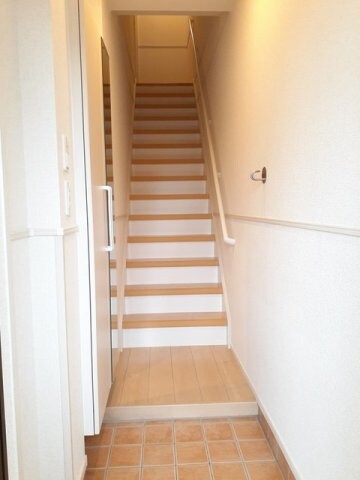 物件内観写真3　(ゆったりとした玄関です)