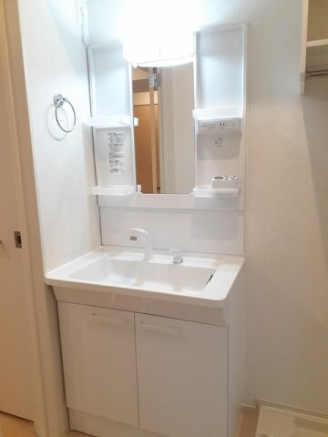 物件内観写真7　(忙しい朝には欠かせない洗面所です)
