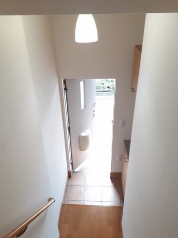 物件内観写真4　(収納もある玄関です)