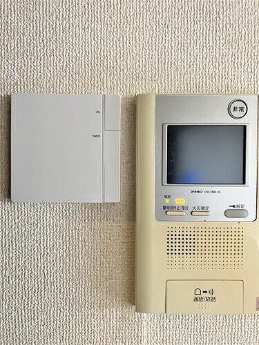 物件内観写真16　(TVモニター付きインターホンと床暖房リモコン)