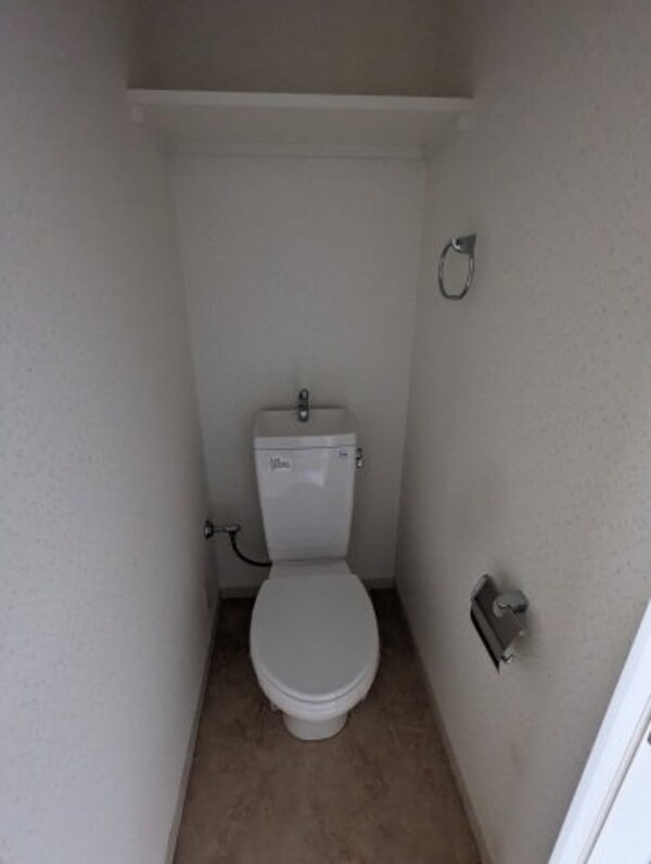 トイレ(※写真は同じマンションの違う部屋のものになります。)