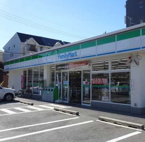 物件外観写真4　(ファミリーマートまで270m)