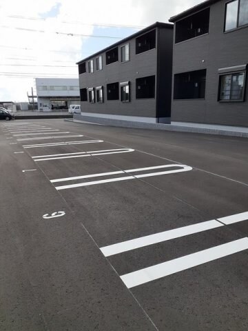 物件外観写真2　(駐車場があるので、車を買う予定の方も安心です)