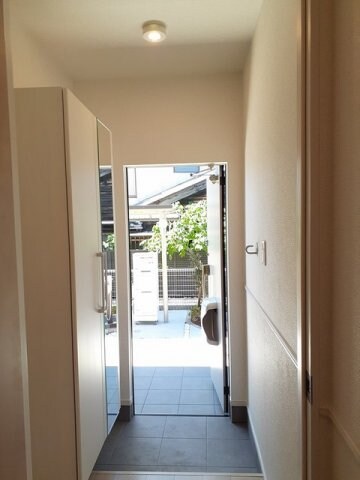 物件内観写真4　(きれいな玄関です)