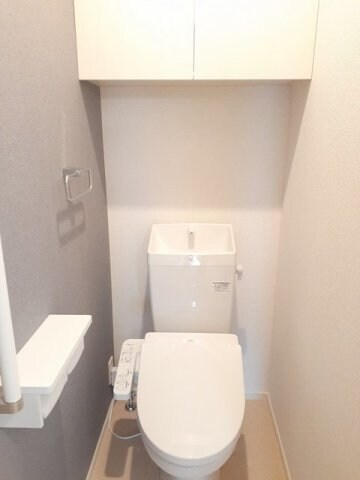 物件内観写真8　(ゆったりとした空間のトイレです)