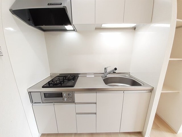 物件内観写真3　(コンパクトなキッチンで掃除もラクラク)