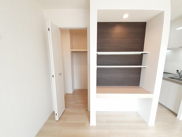 物件内観写真11　(収納豊富です)