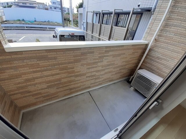 物件内観写真13　(開放的で明るい空間を演出してくれるバルコニーです)