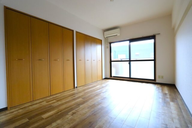 物件内観写真5　(８帖洋室になります)