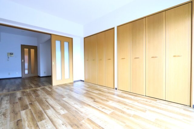 物件内観写真6　(８帖洋室になります)