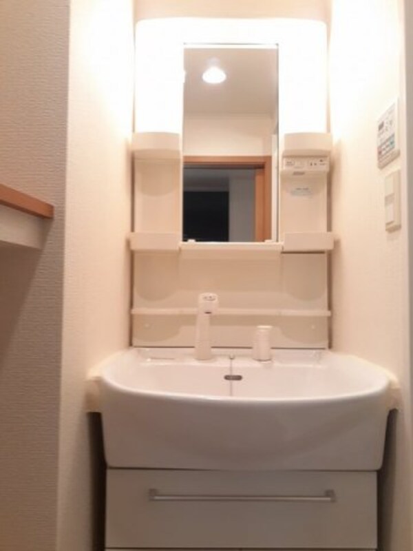 洗面・脱衣所(ゆったりとスペースのある洗面所)