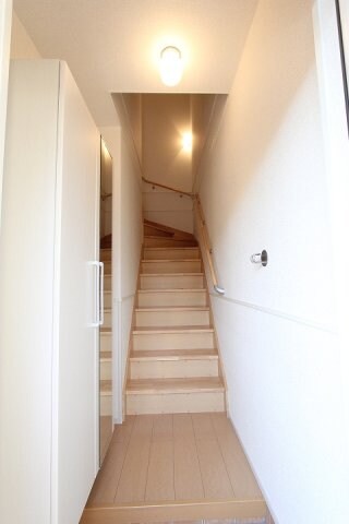 物件内観写真6　(ゆったりとした玄関です)