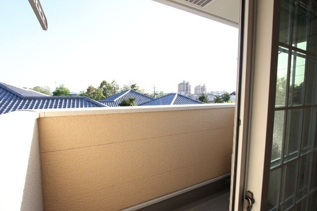 物件内観写真13　(開放的で明るい空間を演出してくれるバルコニーです)
