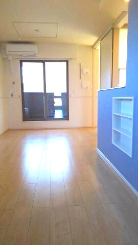 物件内観写真3　(リビングです)