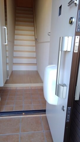 物件内観写真6　(明るい玄関です)