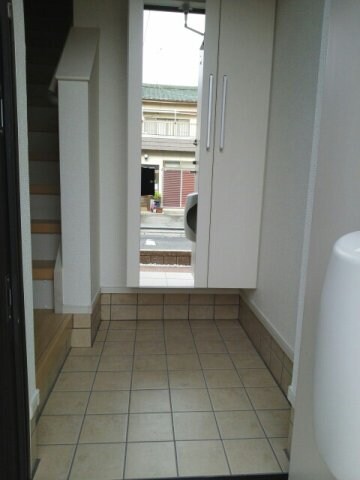 物件内観写真6　(ゆったりとした玄関です)