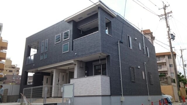 物件外観写真1　(外観は落ち着いています)