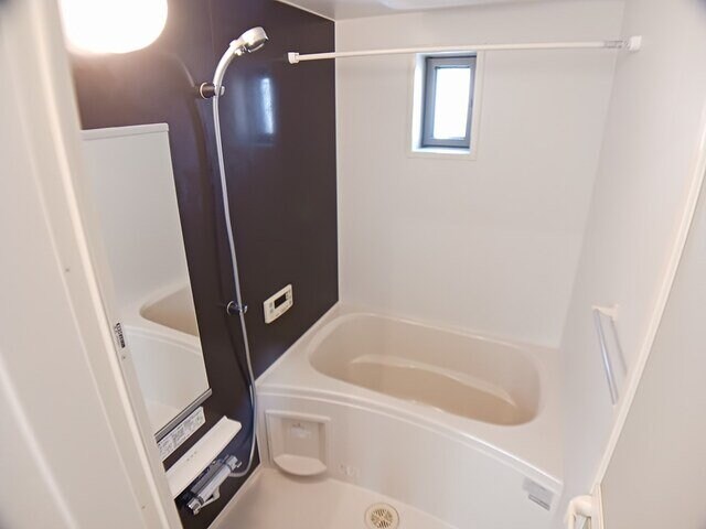 物件内観写真4　(きれいなお風呂です)