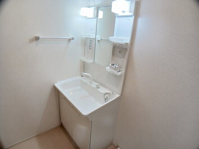 物件内観写真5　(忙しい朝には欠かせない洗面所です)