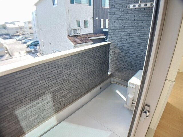 物件内観写真13　(バルコニーがあります)