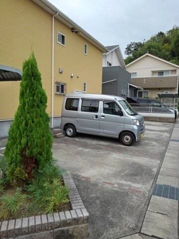 物件外観写真2　(車をお持ちの方に嬉しい駐車場付きの物件です)