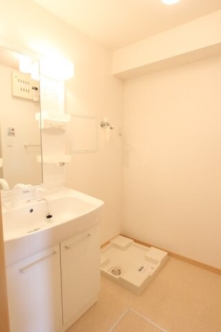 物件内観写真9　(明るい洗面所です)