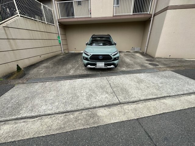 物件外観写真2　(建物北面駐車場)