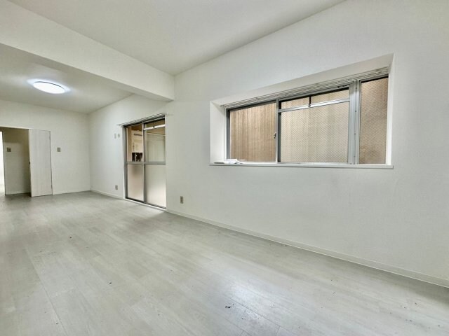 物件内観写真4　(おしゃれな居間です)