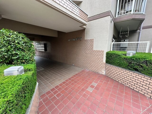 物件外観写真3　(清潔なエントランスです)