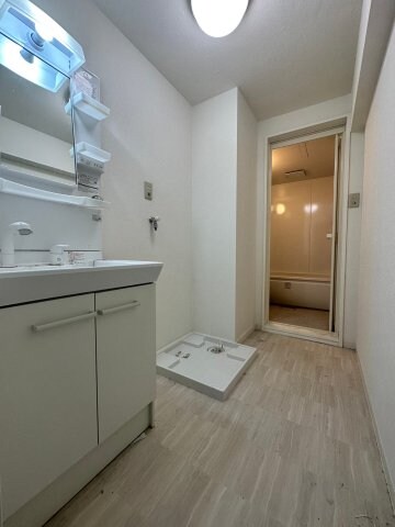 物件内観写真13　(広い洗面スペース)