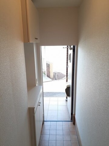 物件内観写真3　(収納もある玄関です)