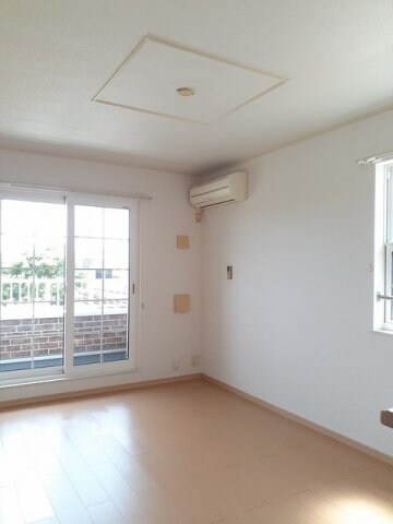 物件内観写真4　(こちらのリビングで趣味の時間をお楽しみください)