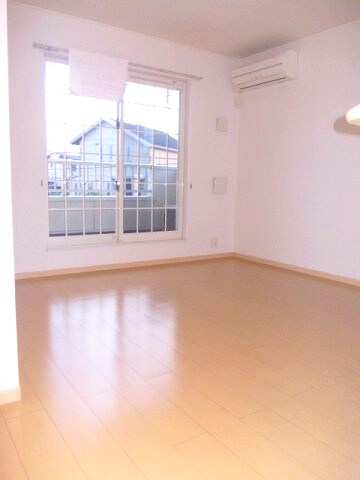 物件内観写真3　(ゆったり過ごせる居間です)